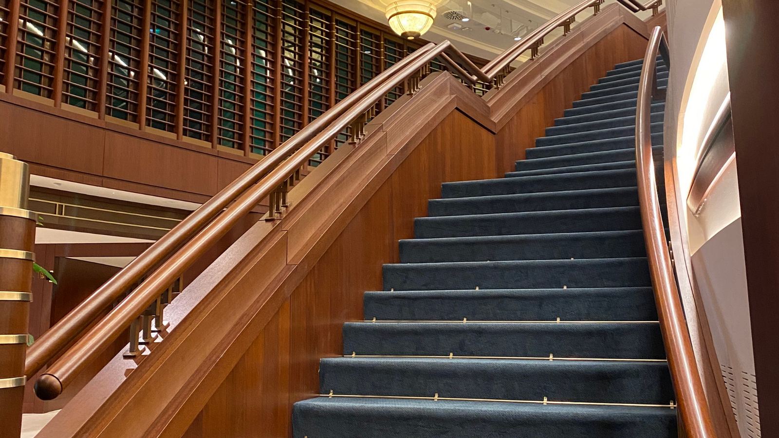 how to lay carpet on stairs